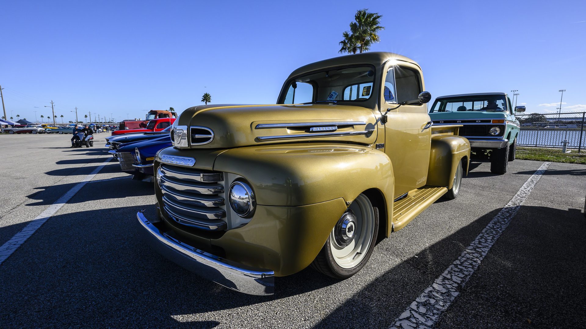 Show cars at the Daytona Turkey Run®